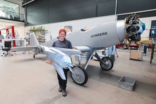 Roos Bluekens mit ihrer F177. Das Modell fertigte sie im Rahmen des BAUMETALL-Workshops bei Kaelin Aero an