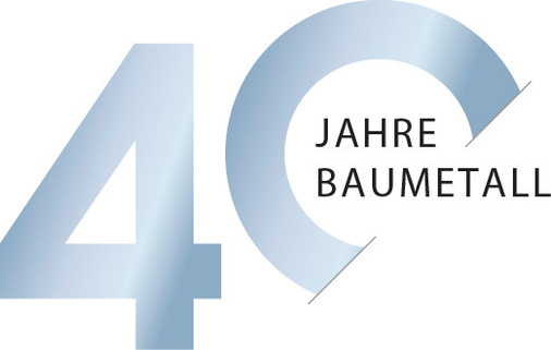 Gerne! Hier ist ein optimierter, präziser und themenrelevanter Alt-Text für das beschriebene Bild – abgestimmt auf die Zielgruppe und den Kontext der Website: Optimierter Alt-Text: Jubiläumslogo „40 Jahre Baumetall“ mit silberner Metalloptik, stilisierter Zahl 40 und Pfeil als Symbol für Innovation im Spengler-, Klempner- und Dachdeckerhandwerk. --- Begründung der Anpassung: - Die Materialanmutung (silbern, metallisch) verweist fachbezogen auf die Metallverarbeitung. - Einbeziehung von Symbolik (Pfeil = Fortschritt/Innovation). - Klare Zuordnung zu den Gewerken der Zielgruppe. - Der Bezug zum Jubiläum wird erhalten.