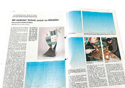 Gern, hier ist ein optimierter, themenrelevanter Alt-Text für das beschriebene Bild unter Berücksichtigung der Zielgruppe und Barrierefreiheit: Optimierter Alt-Text: Geöffnetes Fachmagazin mit deutschsprachigem Artikel über Metallverarbeitung, anschaulicher Schemazeichnung eines Abdeckblechs sowie Schritt-für-Schritt-Fotos von Handwerkern beim Anfertigen und Montieren eines Blechabdeckers auf einer Baustelle. - © Bild: Siegler