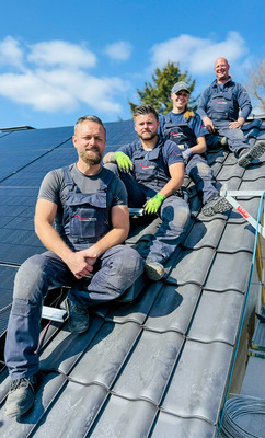 Spezialisierte Mitarbeiter im Sinderman-Team kümmern sich um die Montage von PV-Anlagen