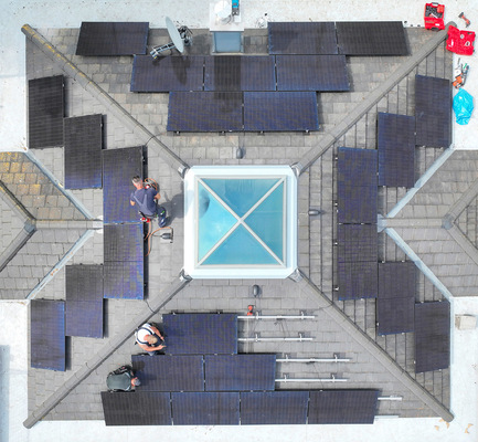 Die Sindermann-Drohne hält entsprechende Aktivitäten aus der Vogelperspektive fest