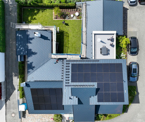 Metalldach mit PV: Perfekt geplante und professionell ausgeführte Metallbedachungen - © Bild: Sindermann GmbH