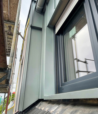 Falze, Falze, Falze: Brustbleche, Fenstersims und Laibungsprofile vom Sindermann-Team - © Bild: Sindermann GmbH