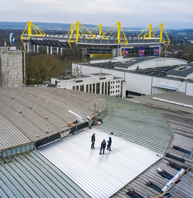 Die teilweise Neueindeckung des Daches der Dortmunder Westfalenhalle 1 ...