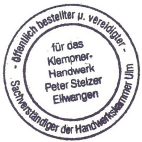 Optimiere ich den Alt-Text gemäß Ihrer Zielgruppe und dem Themenfokus auf baumetall.de: Optimierter Alt-Text: „Abbildung: Runder Fachstempel für Peter Stelzer, zertifizierter Spengler der Handwerkskammer Ulm, Standort Ellwangen; Beispiel einer handwerklichen Qualifikationsbescheinigung im Bereich Gerne Metallverarbeitung.“ Hinweise zur Barrierefreiheit und Zielgruppenansprache: - Erwähnt die Relevanz des Stempels als Nachweis fachlicher Qualifikation. - Verwendete Begriffe aus dem Handwerk („Spengler“, „Metallverarbeitung“). - Liefert Kontext für Betriebsinhaber und Fachwerker zur Bedeutung solcher Dokumente in der Gebäudetechnikbranche. Falls Sie weitere Details zum Bild haben (z. B. sichtbares Datum, Gestaltung o. Ä.), kann der Text noch spezifischer angepasst werden!.