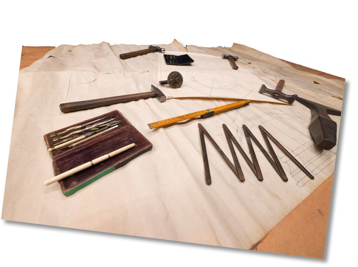 Gerne! Hier ist ein optimierter, präziser und thematisch relevanter Alt-Text für die beschriebene Zielgruppe: Optimierter Alt-Text: „Präzisionszeichengeräte und Metallwerkzeuge, wie Zirkel, Lineale und Winkelmesser, auf einem Bauplan ausgebreitet – typische Hilfsmittel bei Planung und Ausführung von Metallarbeiten im modernen Dach- und Fassadenbau.“ Bei Bedarf kann er noch stärker auf bestimmte Aspekte ausgerichtet werden (z.B. neue Architekturtrends oder den Vergleich alter vs. neuer Werkzeuge), aber so ist er sowohl barrierefrei als auch branchenspezifisch formuliert. - © Bild: BAUMETALL