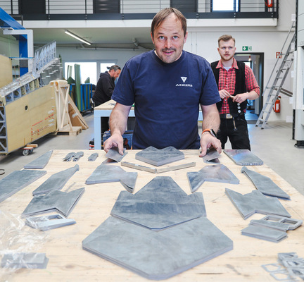 Workshopstart: Gastgeber und Flugzeugspengler Frank Preuss am Teiletisch