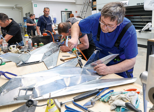 Georg Plinganser lötet eines der Seitenleitwerke an