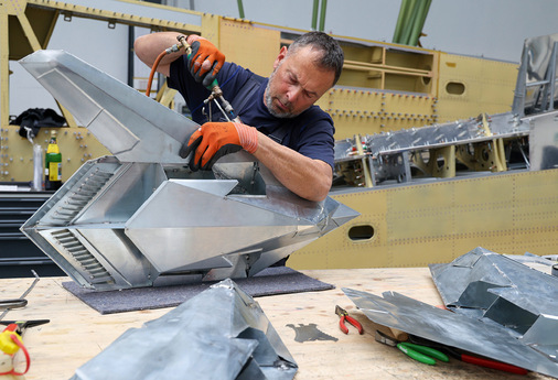 Christoph Egger befestigt eine Tragfläche