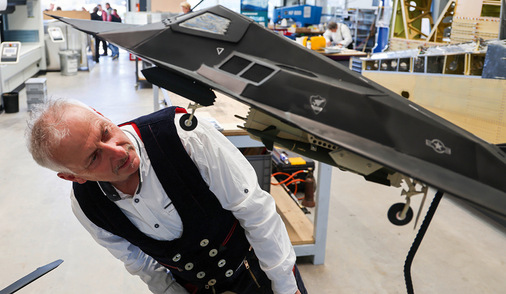 Workshopfan Michael Knoppan nimmt das ­Tagesziel in Augenschein - © Bild: BAUMETALL
