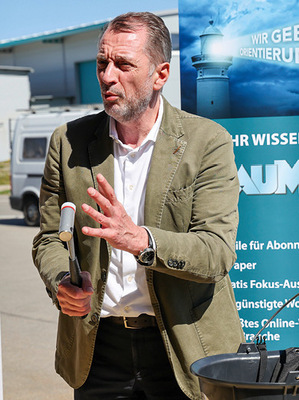 Martin Fischer von M.A.S.C. erklärt die Vorteile verschiedener Werkzeuge - © Bild: BAUMETALL