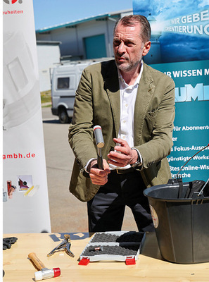 Gerne! Hier ist ein präziser, themenrelevanter und barrierefreier Alt-Text für das beschriebene Bild im Kontext von baumetall.de und der genannten Zielgruppe: Alt-Text-Vorschlag: „Spenglermeister prüft Metallbauteil mit Hammer an Werkbank im Freien; verschiedene Spezialwerkzeuge und Eimer für Klempnerarbeiten sichtbar.“ Falls das Bild einer bestimmten Verarbeitungstechnik oder Bearbeitung dient (zum Beispiel Falzen, Nieten oder Montieren), kann der Text noch weiter angepasst werden: Beispiel bei Fokus auf Verarbeitung: „Fachhandwerker demonstriert fachgerechtes Ausrichten eines Dachblechs mit Hammer; typisches Werkzeugsortiment für Metallbearbeitung im Spenglerhandwerk liegt bereit.“ Bitte gib gern Bescheid, falls ein spezieller Verarbeitungsschritt zu sehen ist – dann kann ich den Alt-Text noch genauer gestalten!. - © Bild: BAUMETALL