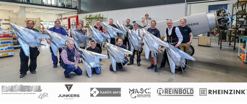 Gruppenfoto der zufriedenen Teilnehmer vor dem Rumpf einer Junkers A 50 Junior