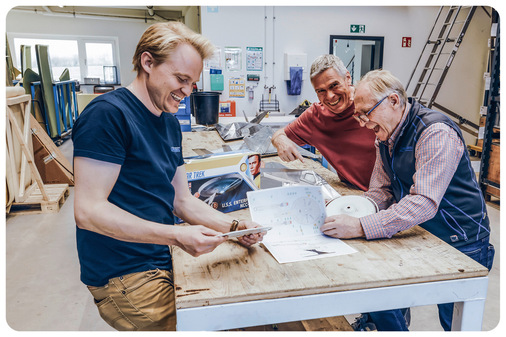 Thomas Reinbold, Andreas Buck und Friedrich Scotty Reinbold haben Spaß bei der ersten Machbarkeitsstudie in der Flugzeugspenglerei bei Kaelin