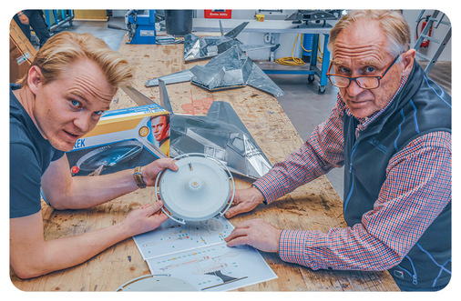 Die Workshopleiter Thomas und Fritz Reinbold begutachten einen Modellbausatz aus Kunststoff