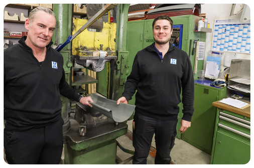 Die Ornametenspengler Thomas Mitter und Sam Suchant am Kaufmann-Fallwerk