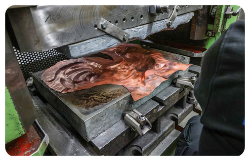 Ein halber Wetterhahn in der Presse der Kaufmann-Ornamentenspengler