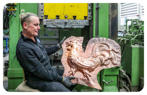 Ornamentenspengler Thomas Mitter präsentiert einen frisch aus der Kaufmann-Presse entnommenen halben Hahn