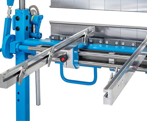 Als Zubehör für die UK und die UK-DB ist ein neuer, 1000 mm tiefer und verschiebbarer Linearanschlag erhältlich
