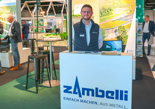 Martin Kirchner informiert über Systeme von RibRoof und Zambelli - © Bild: BAUMETALL