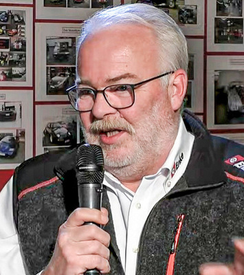 Gastgeber Hans-Ulrich Kainzinger bedankt sich bei Gästen, Teilnehmern, Livestream-Zuschauern und Organisatoren