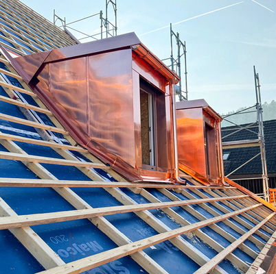 Spatzen- und flugschneesicher: die dreieckige Abdeckung am Kehlübergang zum Hauptdach