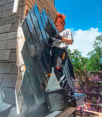 Roos Bluekens bei der Arbeit an einem Schornstein