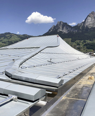 Dieses geschwungene Titanzinkdach der Bless AG wurde 2021 mit der Goldenen Spenglerarbeit ausgezeichnet