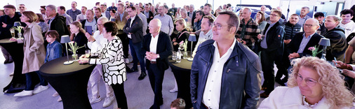 Festgäste im Kempf-Blechbearbeitungszentrum