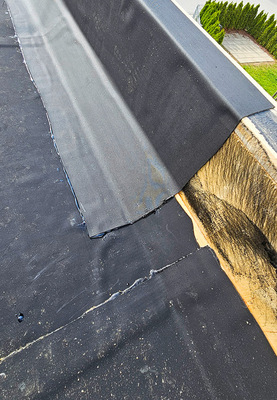 Attikaanschlussdetail mit Resitrix und 45°-Einschubkeil