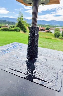 Bei Abdichtungen mit Flüssigkunststoff legt der Spenglermeister großen Wert auf ein sauberes Gesamtergebnis. Das Bild zeigt den Anschluss einer Durchdringung mit Flüssigkunststoff von Enke