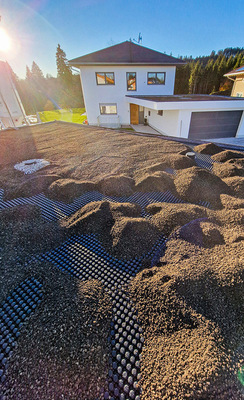 Extensive Dachbegrünung: Aufbringen von Filtermatte und Pflanzsubstrat