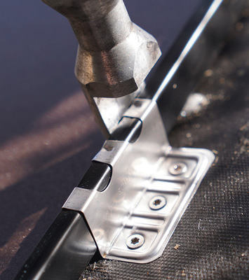 Aluminiumscharen werden mit Festhaften gegen Abrutschen fixiert