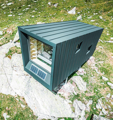 Das Biwak wurde in der Werkstatt vorgefertigt, in acht Teile zerlegt und vor Ort zusammengesetzt