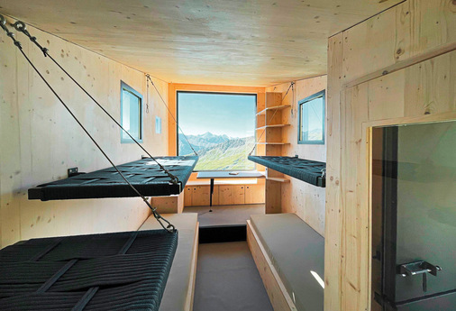 Blick ins Biwak bzw. durch das große Fenster in die Alpenlandschaft