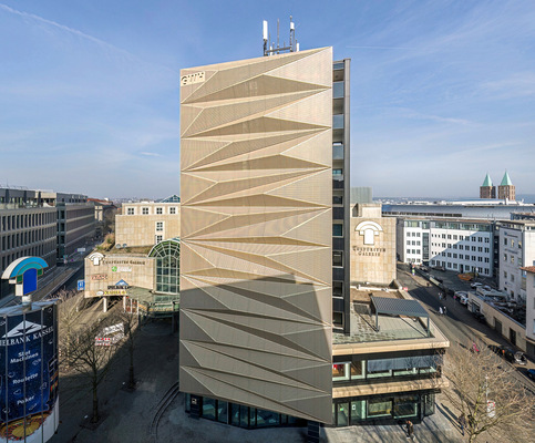 Dreidimensionale  Metallpaneele und integrierte Photovoltaikelemente ­sorgen für ein ansprechendes Gesamtbild