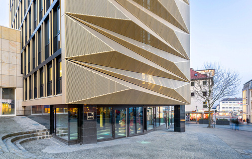 Eingangsbereich: Erst der Größenvergleich zwischen Türbereich und ­Fassadenstruktur verdeutlicht die Tiefe der Konstruktion