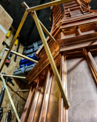 Detailverliebter Blick von unten