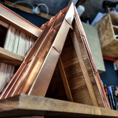 Filigrane Details am Nurdach-Haus