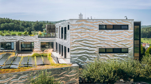 Dachbegrünung, Photovoltaik und Aluminium sorgen für Nachhaltigkeit