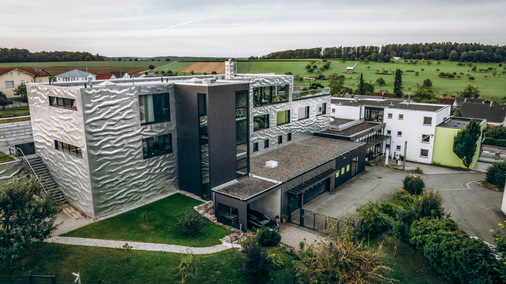 Die Baustoffe Aluminium, Glas und Beton erzeugen ein harmonisches Gesamtbild und setzen einen interessanten Kontrapunkt in die weitläufige Landschaft der Schwäbischen Alb