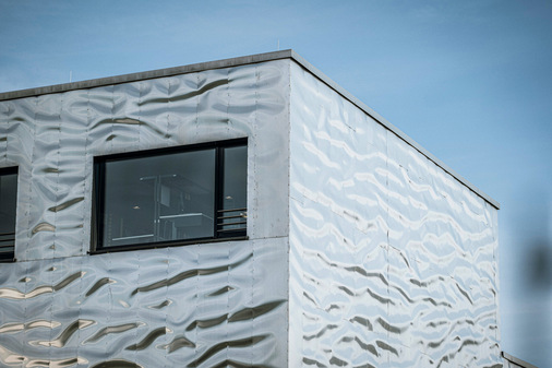 Manche Wellen scheinen sich sogar um die Gebäudeecke zu legen