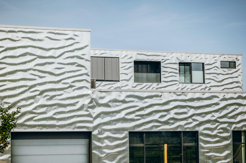 Optische Täuschung: Die Fassadenwellen lassen Vorder- und Hintergrund scheinbar ineinanderfließen