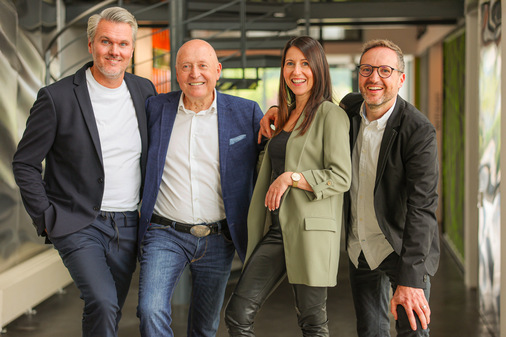 Freuen sich über die schöne Aluminiumfassade: Geschäftsführer Berthold Kettenstock, Gründer Hans Kraiss, Julia Christina Kraiss und Matthias Kraiss