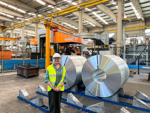 Am liebsten hätte Manuela Geugelin die beiden Coils gleich mitgenommen um in ihrem Atelier in Freiburg ausgefallene Titanzink-Kunst daraus zu machen