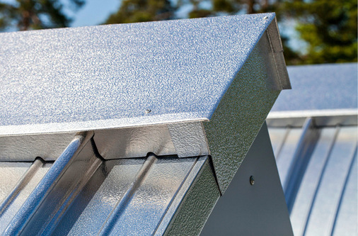 Pultanschluss an den Kopfenden über gerundeten Kalzip-Profilen