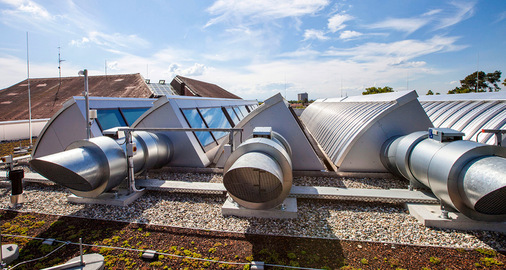 Gelungener Anschluss von Giebelbekleidungen mit Alucobondplatten an großformatige Lüftungsrohre