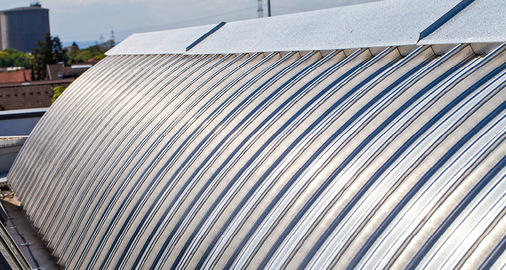 Gebogene Kalzip-Profile mit darüber liegenden, gefalzten Abschlussprofilen