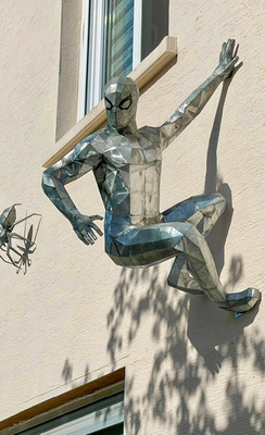 In BAUMETALL-Ausgabe 4/2025 ist der Fachbeitrag über die Entstehung von Martin Otts Titanzink-Spiderman nachzulesen. Das Einzelheft kann gedruckt oder als PDF direkt im Onlineshop des Gentner Verlags bestellt werden:
 https://gentnershop.de/bm/hefte