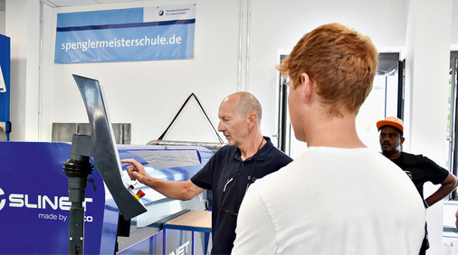 Arno Fell tippt einen Auftrag an der nagelneuen Slinet ein